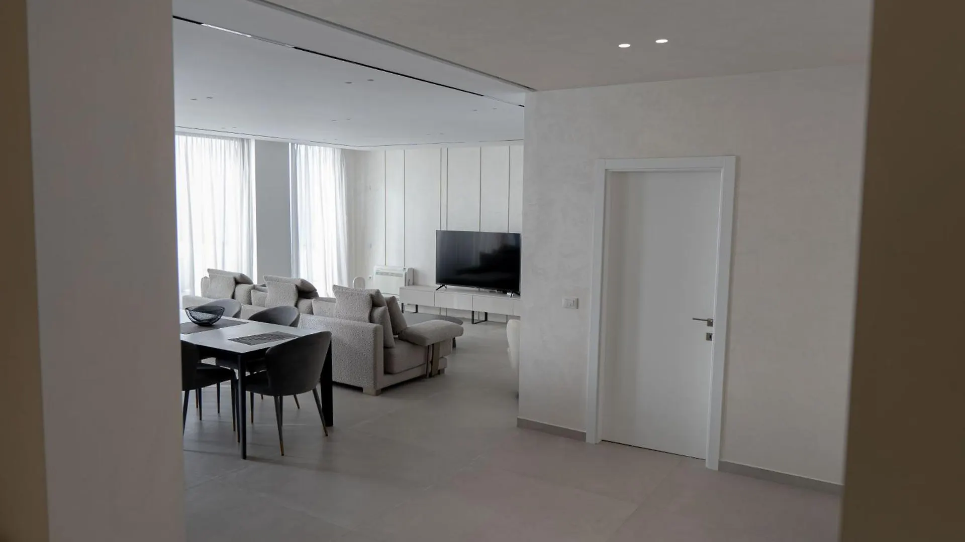 Apartment Crystal Beach Radhime Vlore